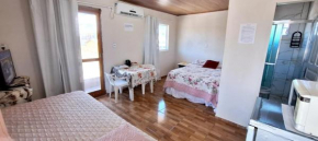 KITNET S3 em TORRES-RS - Ar-condicionado, cama casal box, cama de solteiro bicama, frigobar, micro-ondas, televisão telinha 32' - Anfitriã Superhost no BnB